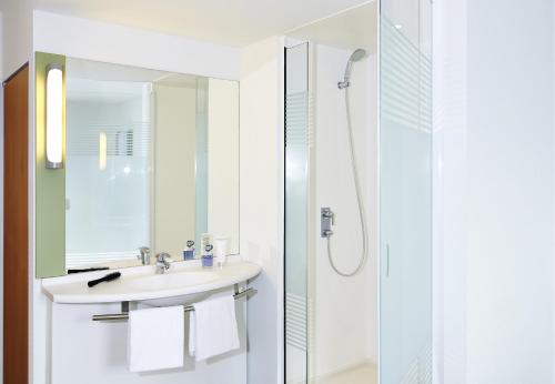 HABITACIÓN MATRIMONIAL con dos camas individuales. del hotel Ibis Budget Winterthur. Foto 5
