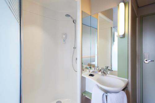 HABITACIÓN MATRIMONIAL con dos camas individuales. del hotel Ibis Budget Winterthur. Foto 8
