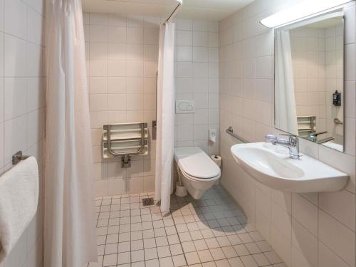 Habitación estándar para huéspedes con discapacidad con 1 cama doble del hotel Ibis Budget Winterthur. Foto 1