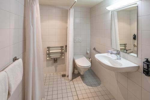Habitación estándar para huéspedes con discapacidad con 1 cama doble del hotel Ibis Budget Winterthur. Foto 7
