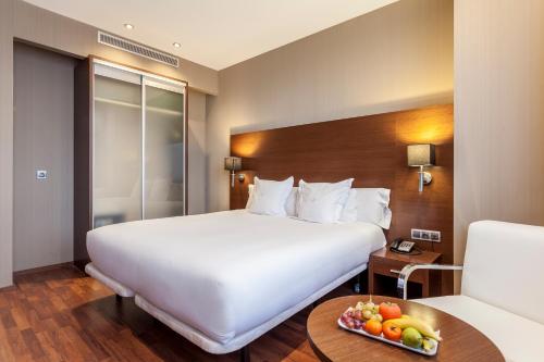 Habitación Estándar - Cama extragrande del hotel Azz Valencia Congress and Spa. Foto 2