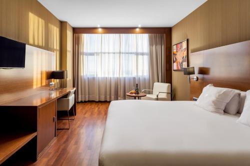 Habitación Estándar - Cama extragrande del hotel Azz Valencia Congress and Spa. Foto 3