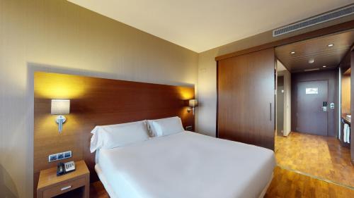 Habitación con cama grande del hotel Azz Valencia Congress and Spa. Foto 3