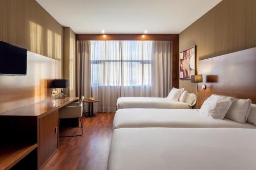 Habitación Triple del hotel Azz Valencia Congress and Spa. Foto 1