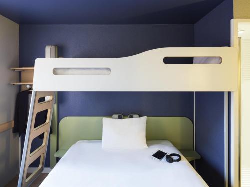 Habitación - 1 cama doble y 1 litera del hotel Ibis Budget Zurich Airport