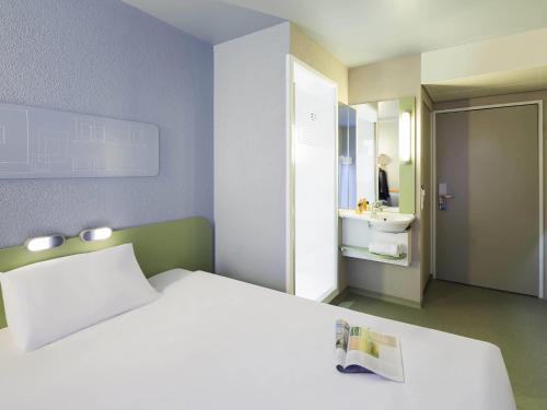 Habitación Doble del hotel Ibis Budget Zurich Airport. Foto 1