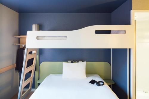 Habitación - 1 cama doble y 1 litera del hotel Ibis Budget Zurich Airport. Foto 5
