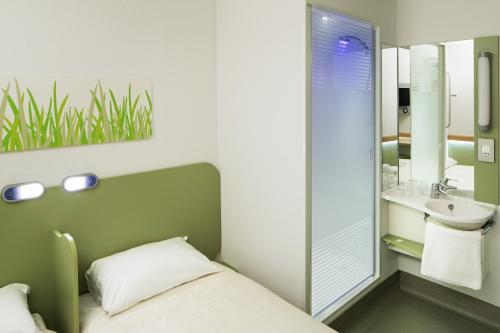 Habitación Doble - 2 camas del hotel Ibis Budget Zurich Airport. Foto 4