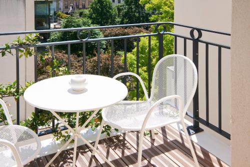 Habitación Doble Superior con balcón del hotel Perpetual Elysée Montaigne