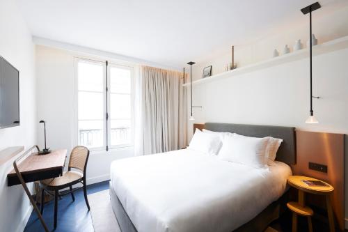 Habitación Doble Superior con balcón del hotel Perpetual Elysée Montaigne. Foto 1
