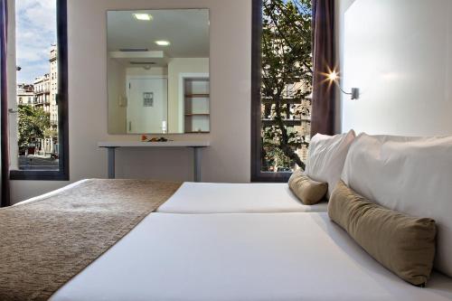 Habitación Doble con Cama supletoria del hotel Bcn Urbaness Del Comte. Foto 2