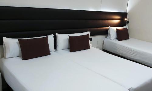 Habitación Triple del hotel Bcn Urbaness Del Comte. Foto 3