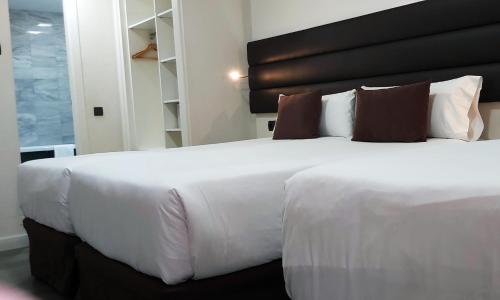 Habitación Triple del hotel Bcn Urbaness Del Comte. Foto 4
