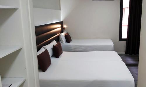 Habitación Triple del hotel Bcn Urbaness Del Comte. Foto 5