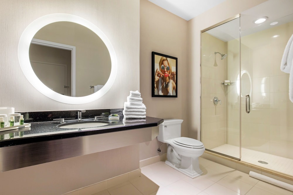 Habitación Deluxe, 1 cama de matrimonio grande, accesible para personas con discapacidad (Plaza) del hotel The Chicago Collection - Magnificent Mile. Foto 3