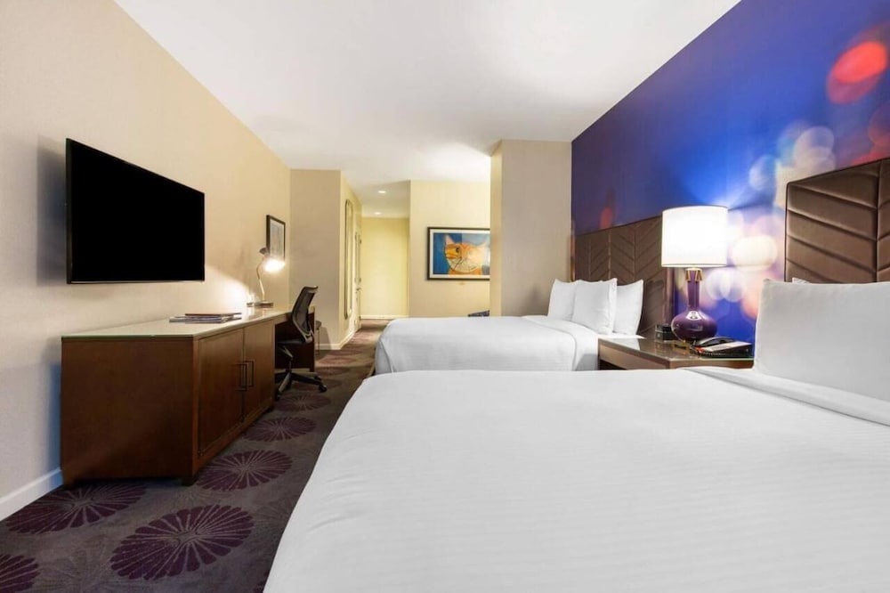 Habitación Deluxe, 2 camas de matrimonio, accesible para personas con discapacidad del hotel The Chicago Collection - Magnificent Mile. Foto 1