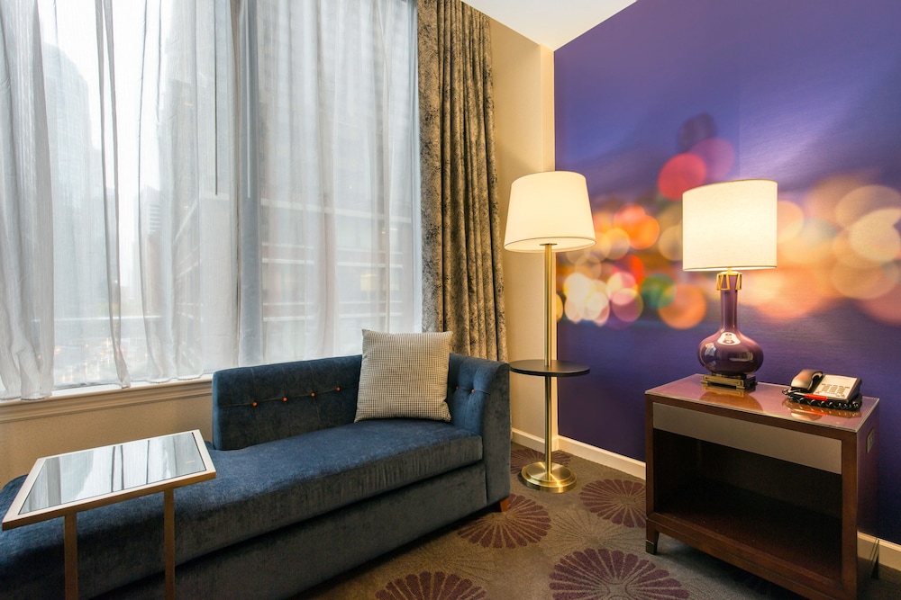 Suite, 1 cama de matrimonio grande con sofá cama, vistas a la ciudad (Saint Clair) del hotel The Chicago Collection - Magnificent Mile. Foto 5