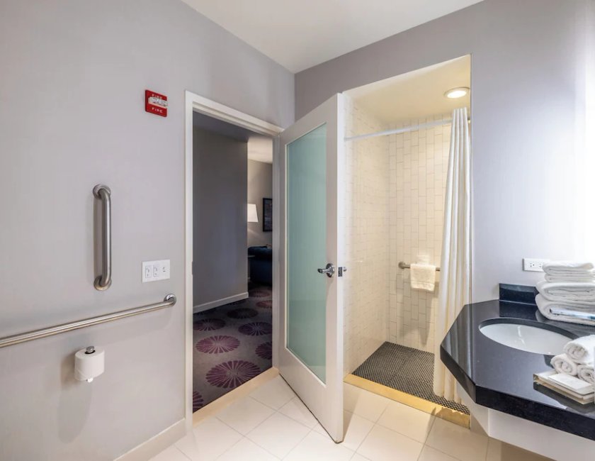 Suite, varias camas, accesible para personas con discapacidad (Saint Clair) del hotel The Chicago Collection - Magnificent Mile. Foto 7