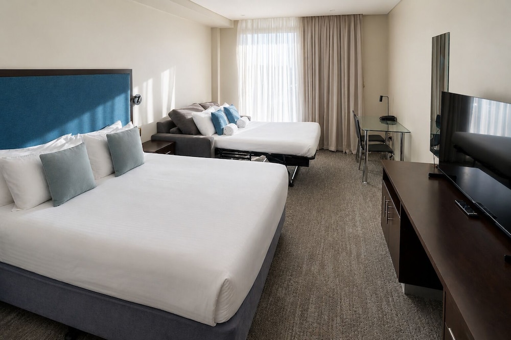 Habitación Queen con sofá - cama y balcón del hotel Mercure Centro Port Macquarie. Foto 1