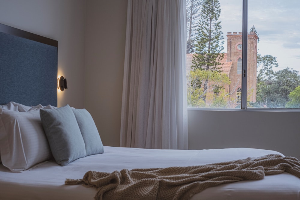 Habitación King con balcón (disponible cama individual bajo petición) del hotel Mercure Centro Port Macquarie. Foto 1
