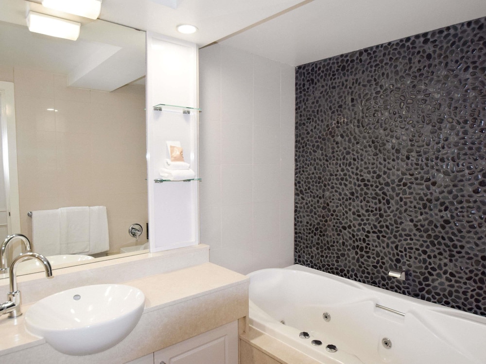 Deluxe 1 Cama King y Spa del hotel Mercure Hunter Valley Gardens. Foto 4