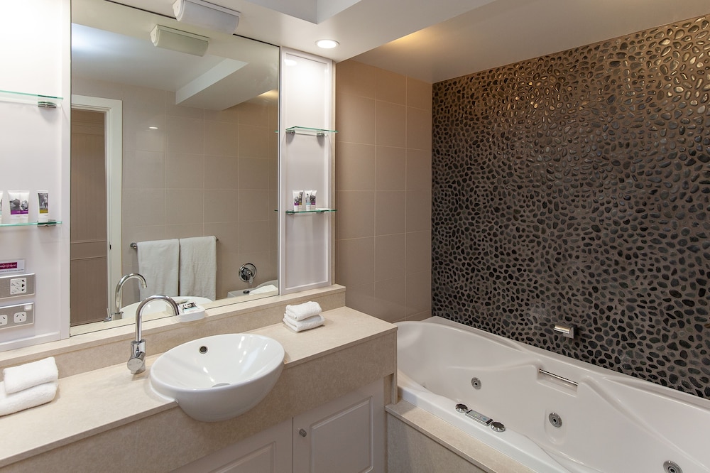 Deluxe 1 Cama King y Spa del hotel Mercure Hunter Valley Gardens. Foto 6