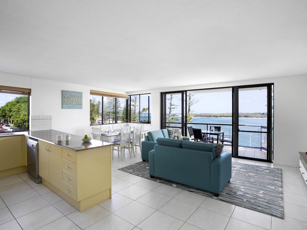 Apartamento de 2 dormitorios con vistas al agua del hotel Breakfree Grand Pacific Resort. Foto 3