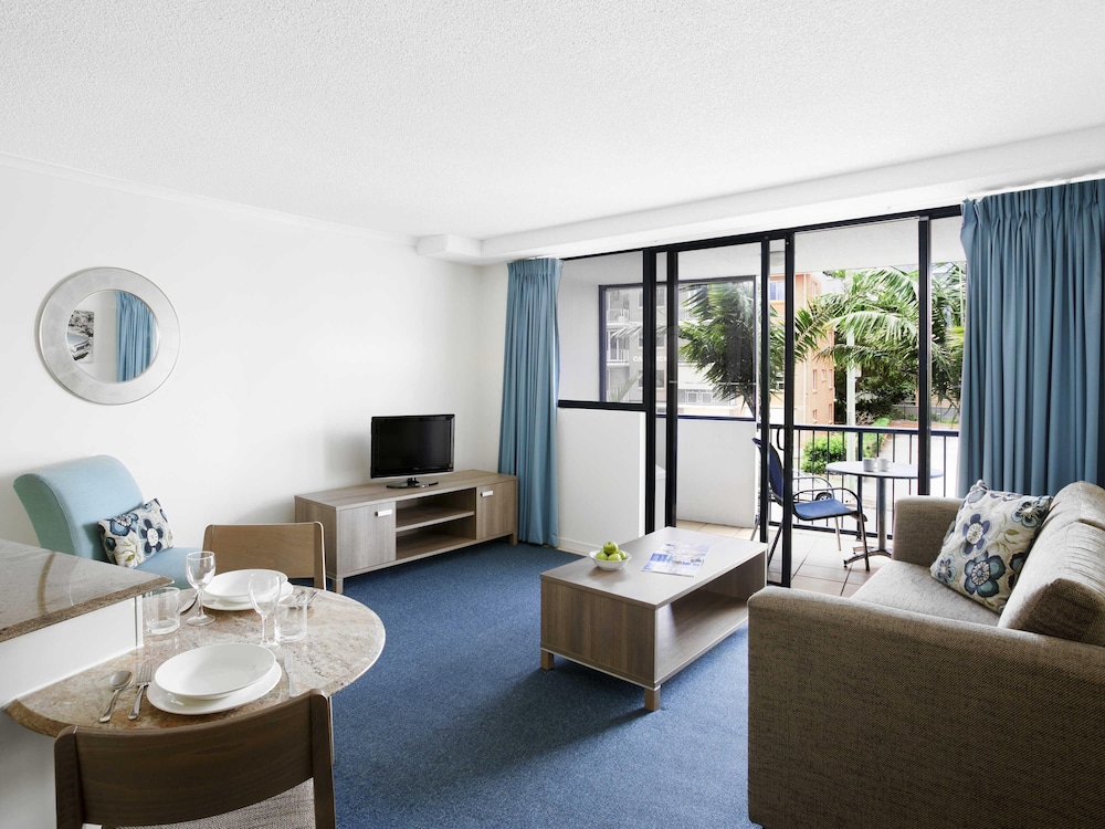 Apartamento de 1 dormitorio con vistas al jardín y cierre parcial del hotel Breakfree Grand Pacific Resort. Foto 3