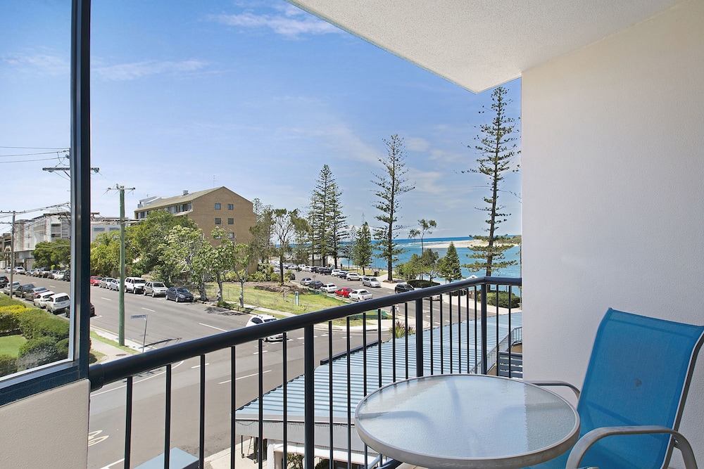 Apartamento de 1 dormitorio con vistas al jardín y cierre parcial del hotel Breakfree Grand Pacific Resort. Foto 4
