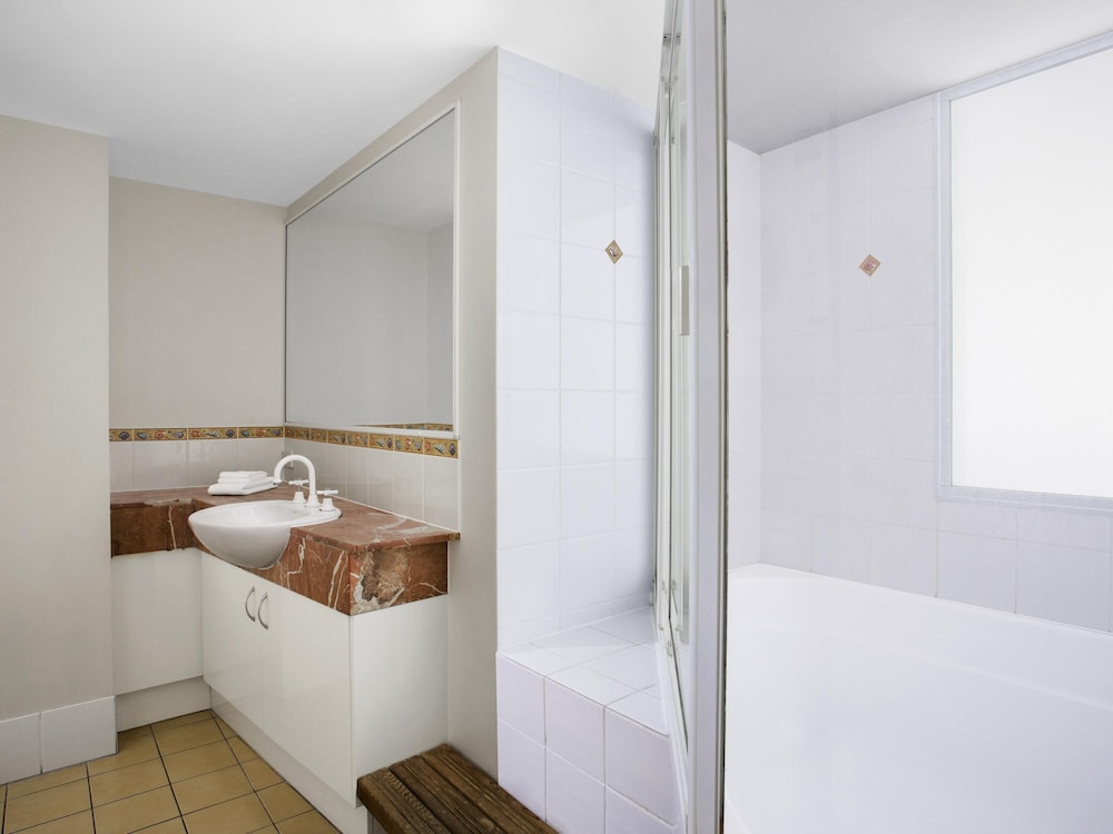 Apartamento de 1 dormitorio con vistas al jardín y cierre parcial del hotel Breakfree Grand Pacific Resort. Foto 5