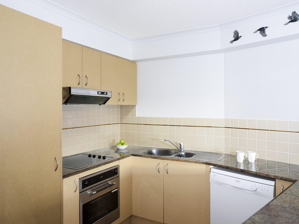 Apartamento de 1 dormitorio con vistas al agua y cierre parcial del hotel Breakfree Grand Pacific Resort. Foto 2