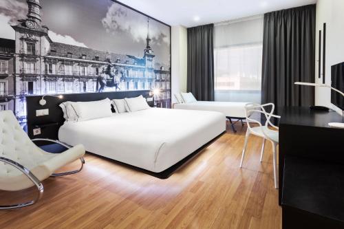 Habitación Familiar Clásica del hotel B&B Madrid Aeropuerto T4. Foto 1