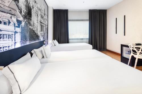 Habitación Triple Básica del hotel B&B Madrid Aeropuerto T4. Foto 1