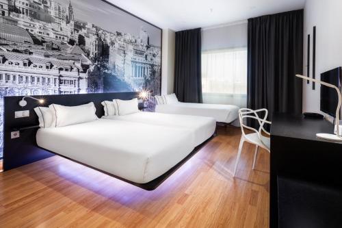 Habitación Triple Básica del hotel B&B Madrid Aeropuerto T4. Foto 2
