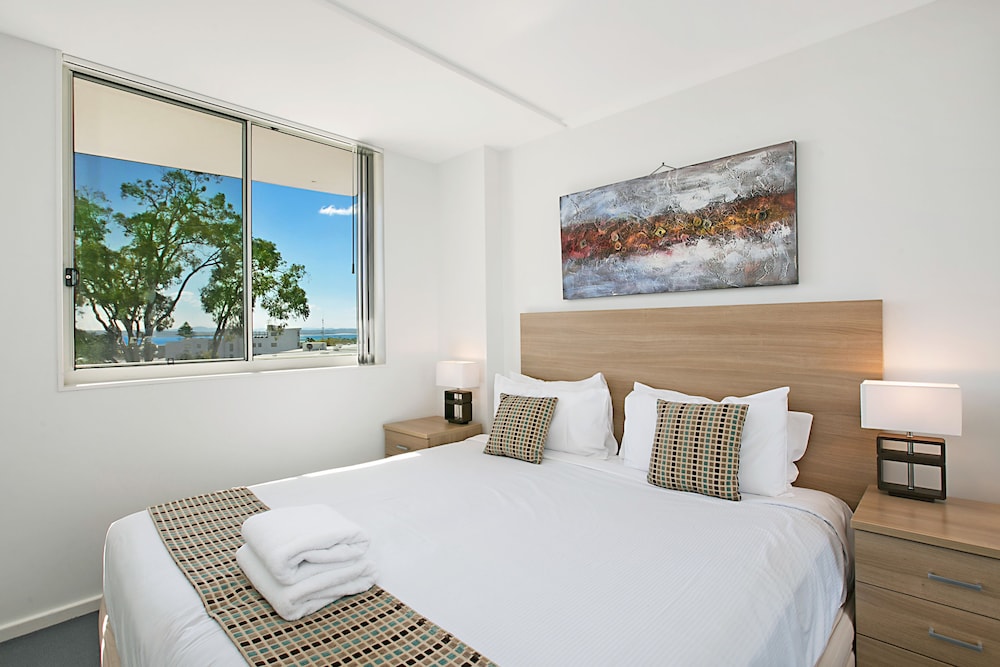 Apartamento de 1 dormitorio con vistas al complejo del hotel Mantra Nelson Bay. Foto 1
