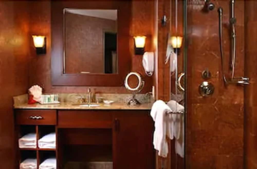 Habitación Deluxe, 1 cama de matrimonio grande, fumadores del hotel SENECA NIAGARA CASINO & HOTEL. Foto 5