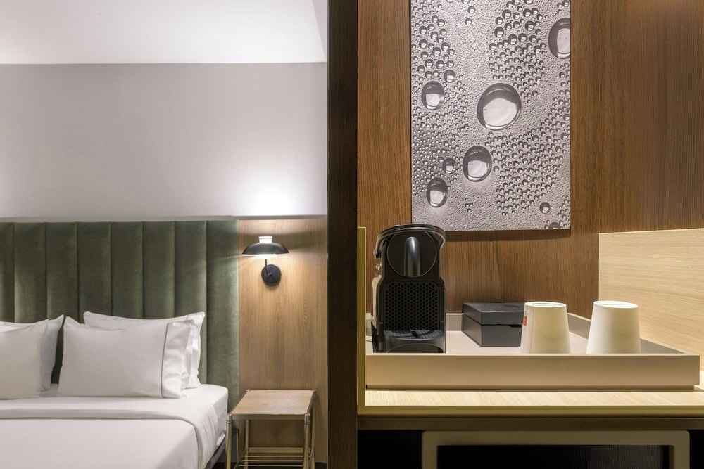 Habitación doble 1 Cama king Accesible Normal del hotel Ac Madrid Feria By Marriott. Foto 1