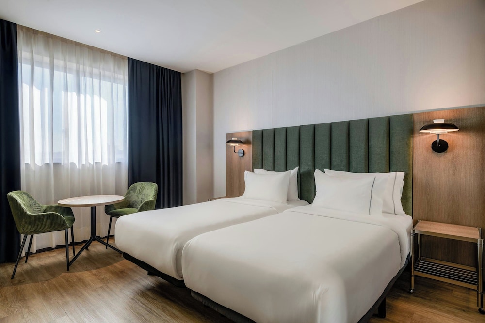 Habitación doble 1 Cama king Accesible Normal del hotel Ac Madrid Feria By Marriott. Foto 2