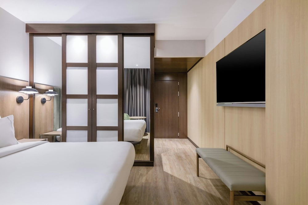 Habitación doble 1 Cama king Accesible Normal del hotel Ac Madrid Feria By Marriott. Foto 4