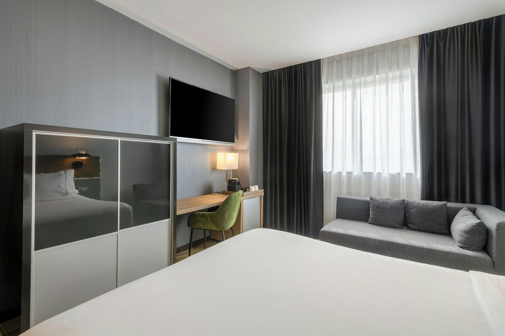 Habitación doble 1 Cama queen Accesible Normal del hotel Ac Madrid Feria By Marriott. Foto 3