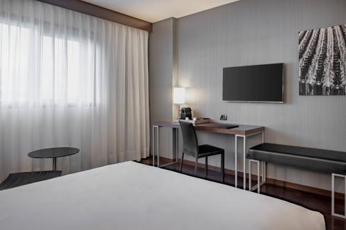 Habitación Estándar Plus con cama grande del hotel Ac Porto By Marriott. Foto 1