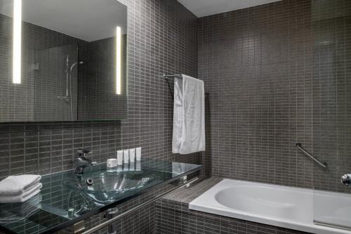 Habitación Estándar Plus con cama grande del hotel Ac Porto By Marriott. Foto 2