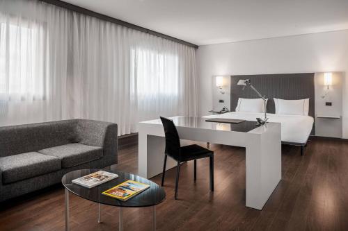 Superior Family King Room with Sofa Bed del hotel Ac Porto By Marriott