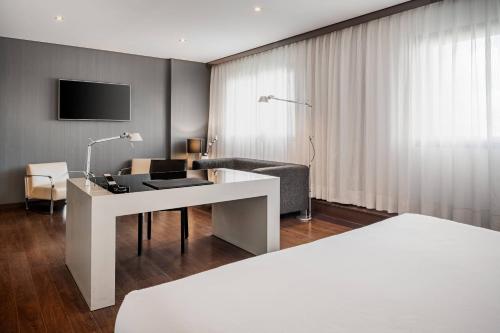 Superior Family King Room with Sofa Bed del hotel Ac Porto By Marriott. Foto 1