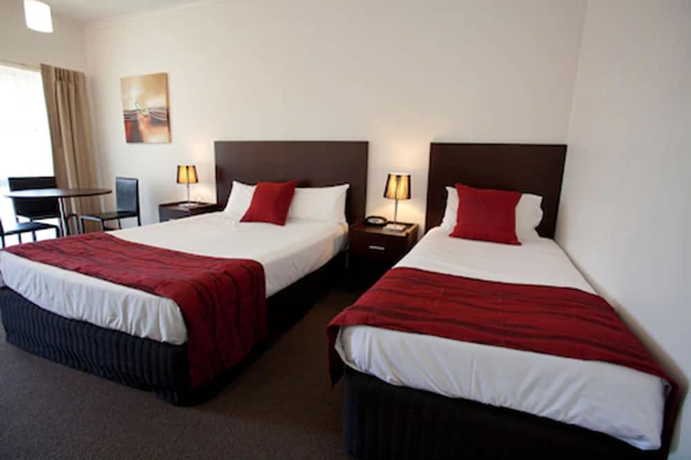 Habitación Superior con Cama Queen y 2 Camas Individuales del hotel Mercure Port Of Echuca. Foto 2