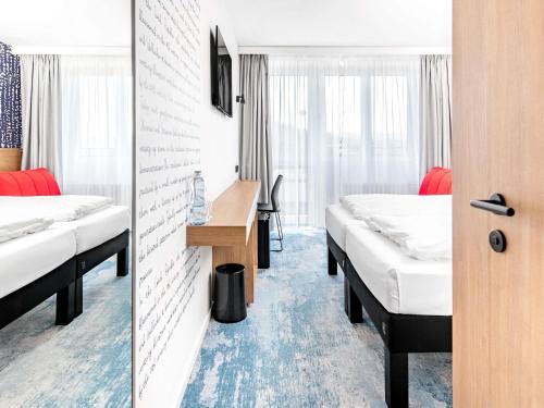 Habitación superior con 2 camas individuales del hotel Ibis Styles Relax Roznov pod Radhostem. Foto 1