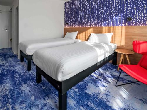 Habitación superior con 2 camas individuales del hotel Ibis Styles Relax Roznov pod Radhostem. Foto 9