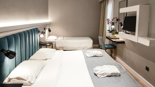 Habitación Triple Estándar del hotel Athens Cypria. Foto 3