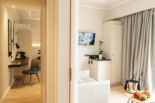 Suite Junior con vistas a la Acrópolis del hotel Athens Cypria. Foto 18