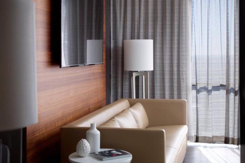 Suite ejecutivacon acceso al salón Concierge - 1 cama extragrande, sofá cama del hotel Atlanta Marriott Marquis. Foto 3